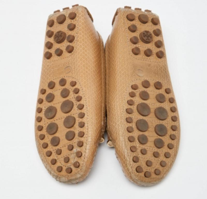 Tory Burch Mocasines de cuero con relieve de piel de serpiente beige talla 36 Beige en venta