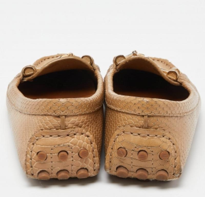 Tory Burch Mocasines de cuero con relieve de piel de serpiente beige talla 36 en Bastante bueno estado para la venta en Dubai, Al Qouz 2
