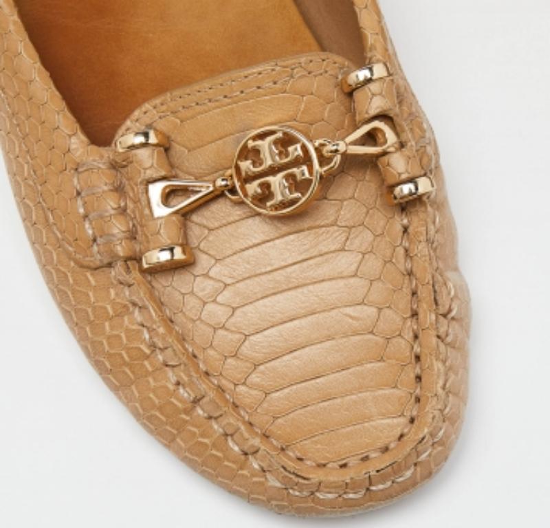 Tory Burch Mocasines de cuero con relieve de piel de serpiente beige talla 36 en venta 1