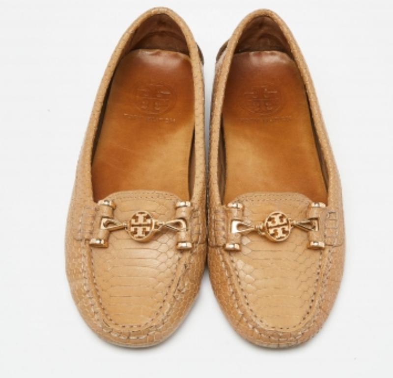 Tory Burch Mocasines de cuero con relieve de piel de serpiente beige talla 36 en venta 2