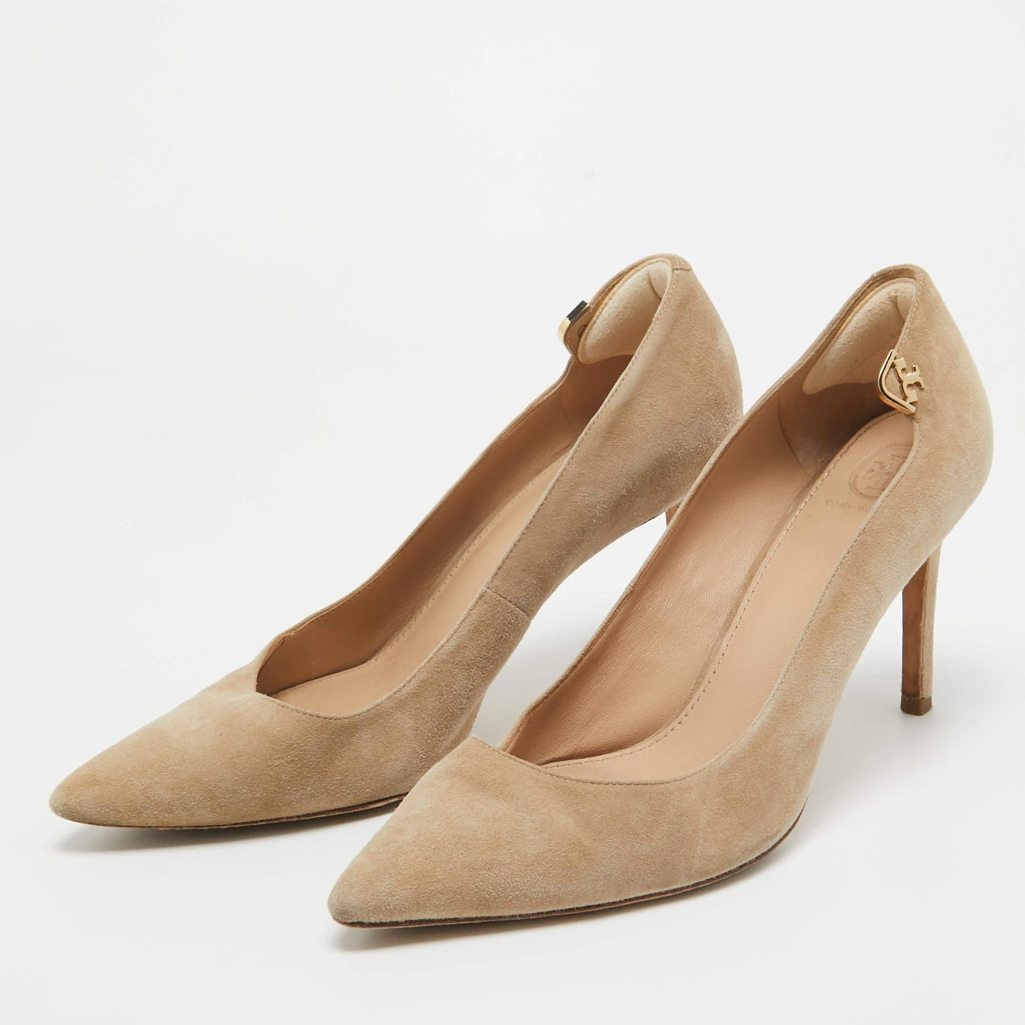 Make a chic style statement with these designer pumps. They showcase sturdy heels and durable soles perfect for your fashionable outings
