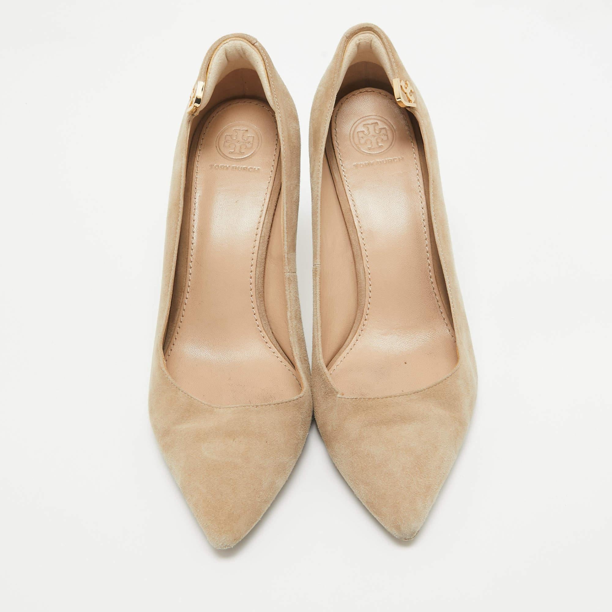 Tory Burch Beige Suede Elizabeth Pumps Size 39.5 In Fair Condition For Sale In Dubai, Al Qouz 2