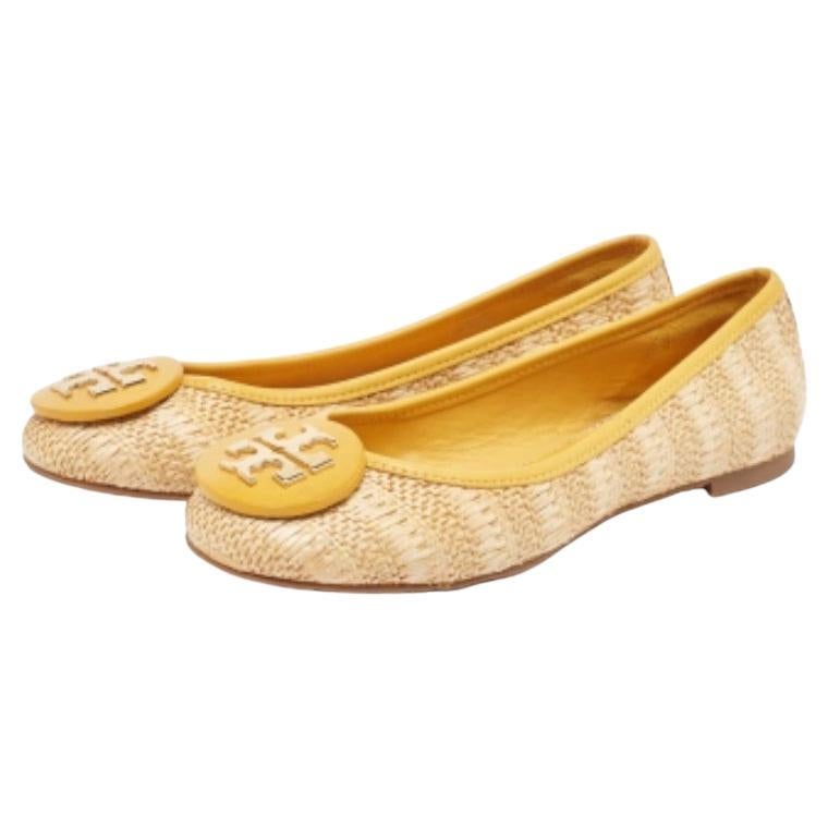 Complétez votre look en ajoutant ces ballerines de créateur à votre collection de chaussures de tous les jours. Ils sont fabriqués avec soin pour garantir un ajustement et un style parfaits.