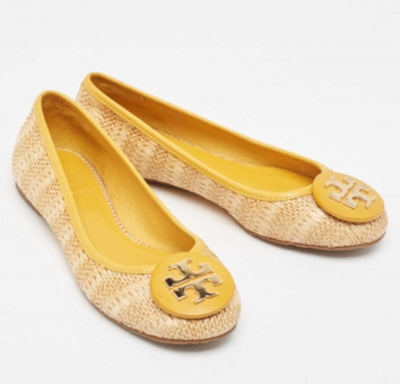 Beige Tory Burch - Ballerines Reva en raphia et cuir beige/jaune, taille 35,5 en vente