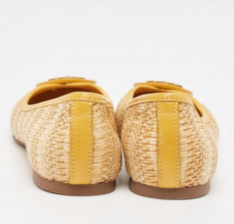 Tory Burch - Ballerines Reva en raphia et cuir beige/jaune, taille 35,5 Pour femmes en vente