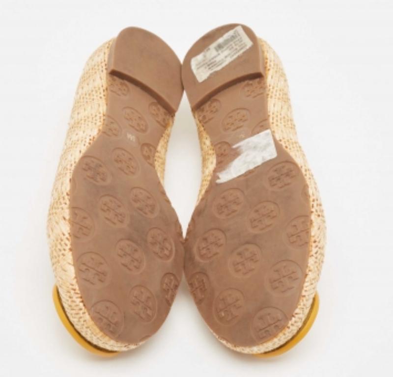 Tory Burch - Ballerines Reva en raphia et cuir beige/jaune, taille 35,5 en vente 1