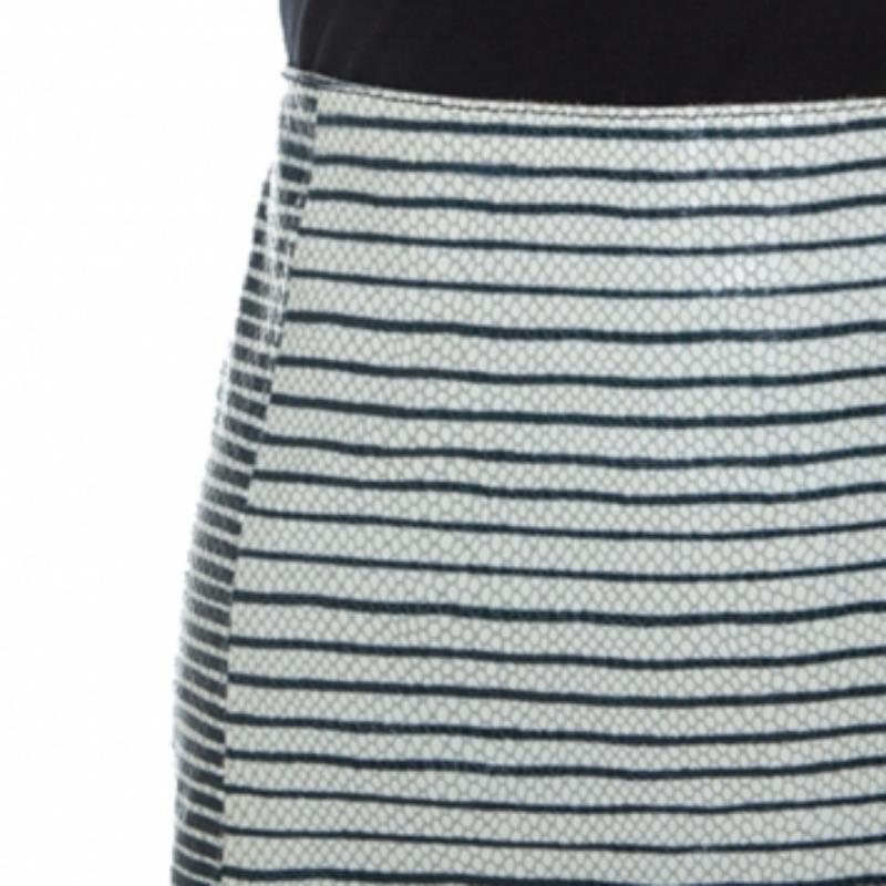 Questa gonna di Tory Burch sarà una scelta splendida per le giornate casual. Realizzato in pelle, presenta un design a strisce. È dotato di una chiusura a zip. Abbinalo a un semplice top e a dei sandali per essere sempre alla moda!