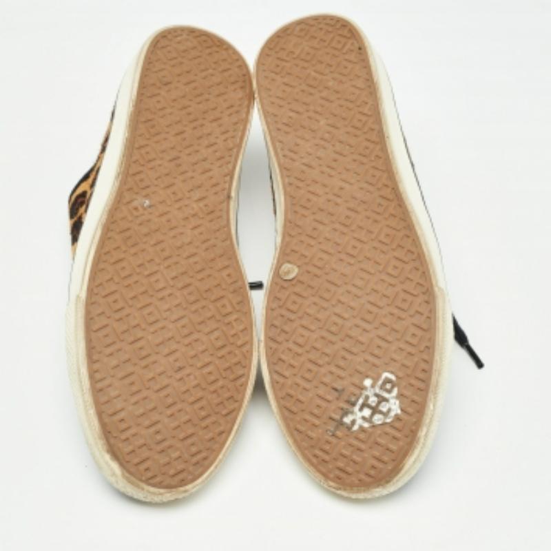Eleva il tuo gioco di calzature con queste sneakers di Tory Burch. Combinando estetica di alto livello e comfort ineguagliabile, queste sneakers sono un simbolo di lusso moderno e gusto impeccabile.