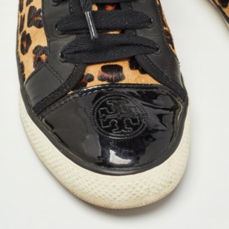 Tory Burch - Sneakers basse in pelle e pelo di vitello con stampa animale nera - misura 40,5 In condizioni buone in vendita a Dubai, Al Qouz 2