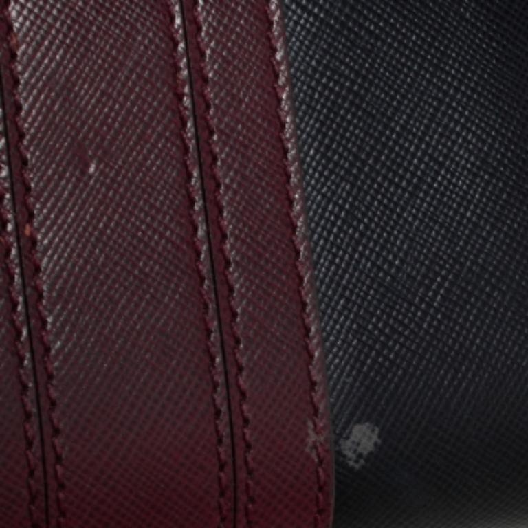 This creation from Tory Burch delivers on all the qualities of a good wallet. It has been skillfully crafted from black and burgundy Saffiano leather. The zipper opens to reveal multiple card slots, open bill compartments, and a zipped pocket.