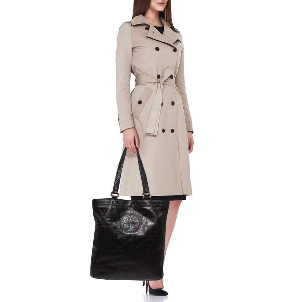 Created from high-quality materials, this tote is enriched with functional and classic elements. It can be carried around conveniently, and its interior is perfectly sized to keep your belongings with ease.