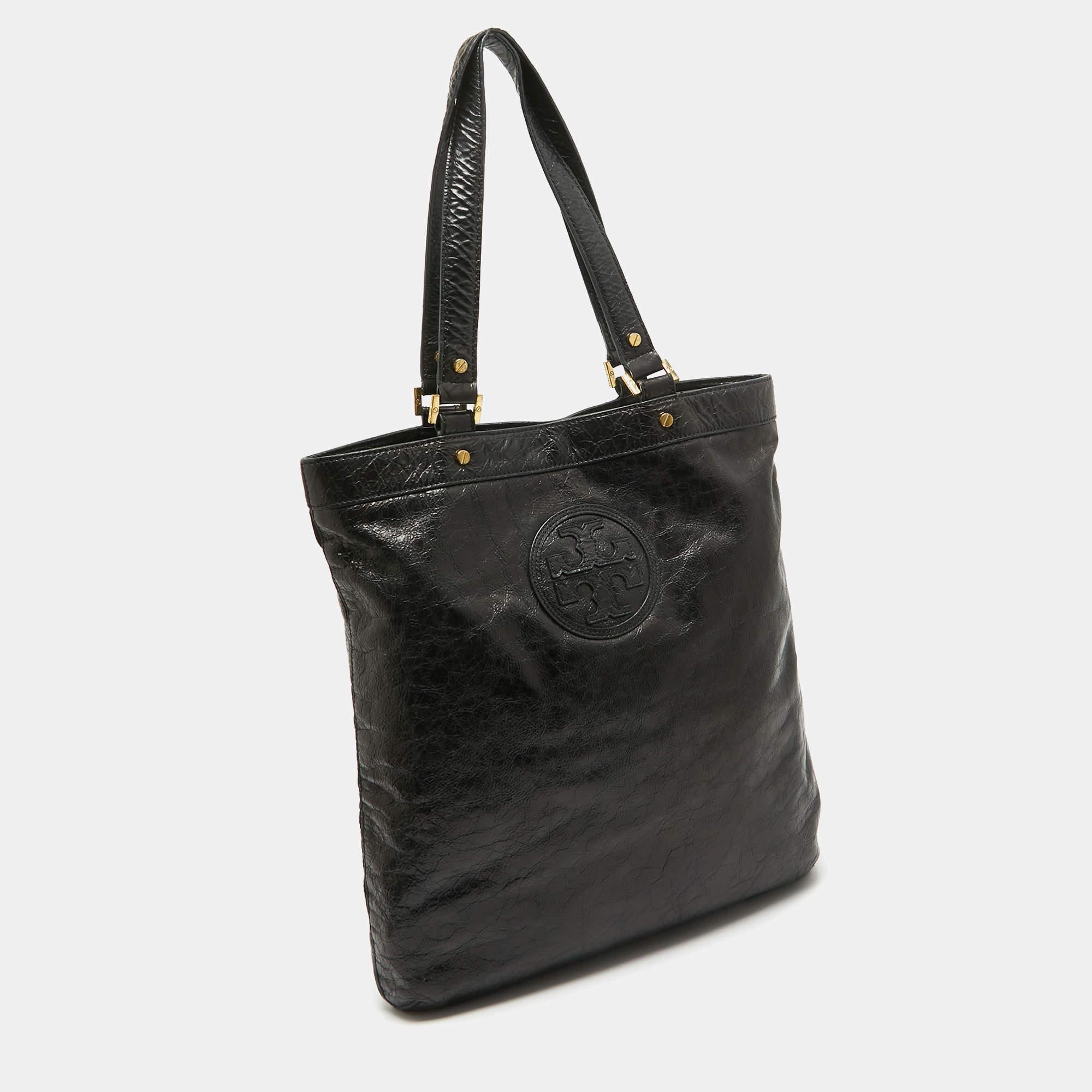 Tory Burch Black Crinkled Patent Leather Embossed Tote In Excellent Condition In Dubai, Al Qouz 2