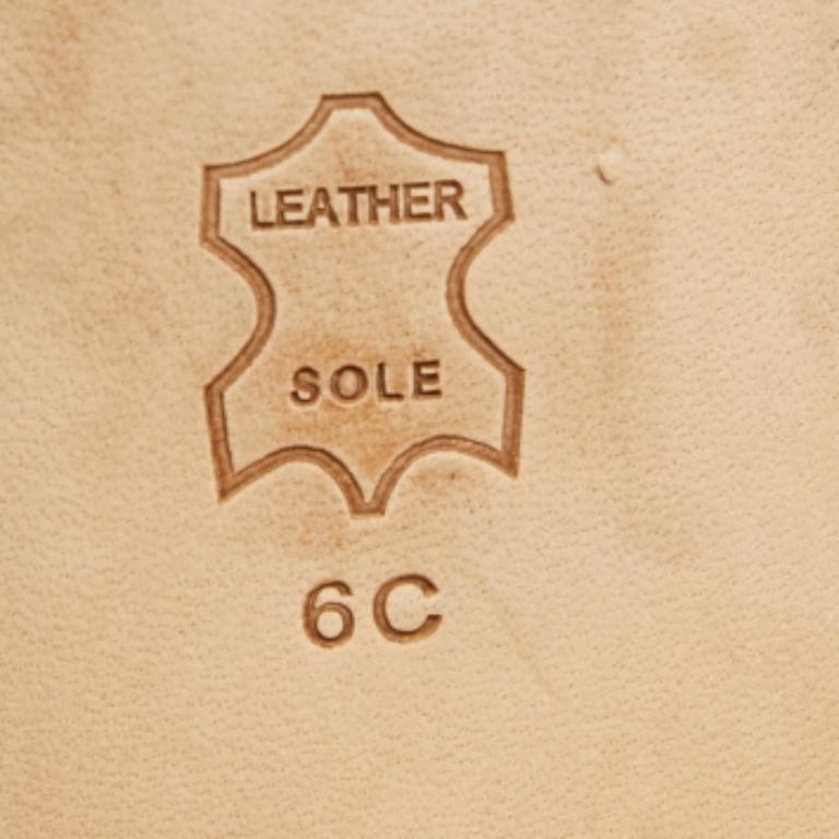 Vous pouvez compter sur ces mules de créateurs pour compléter un look d'été. Ils sont magnifiquement fabriqués et conçus pour offrir un bon ajustement et une portance confortable.