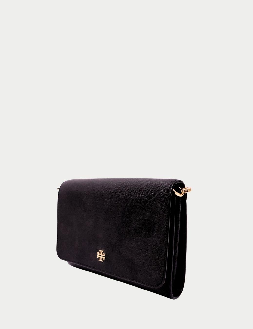 Tory Burch - Sac à bandoulière noir avec chaîne dorée

Élevez votre look de tous les jours avec ce sac à bandoulière noir de Tory Burch, un accessoire intemporel fabriqué en cuir saffiano durable. Conçu pour une élégance moderne et pratique, il