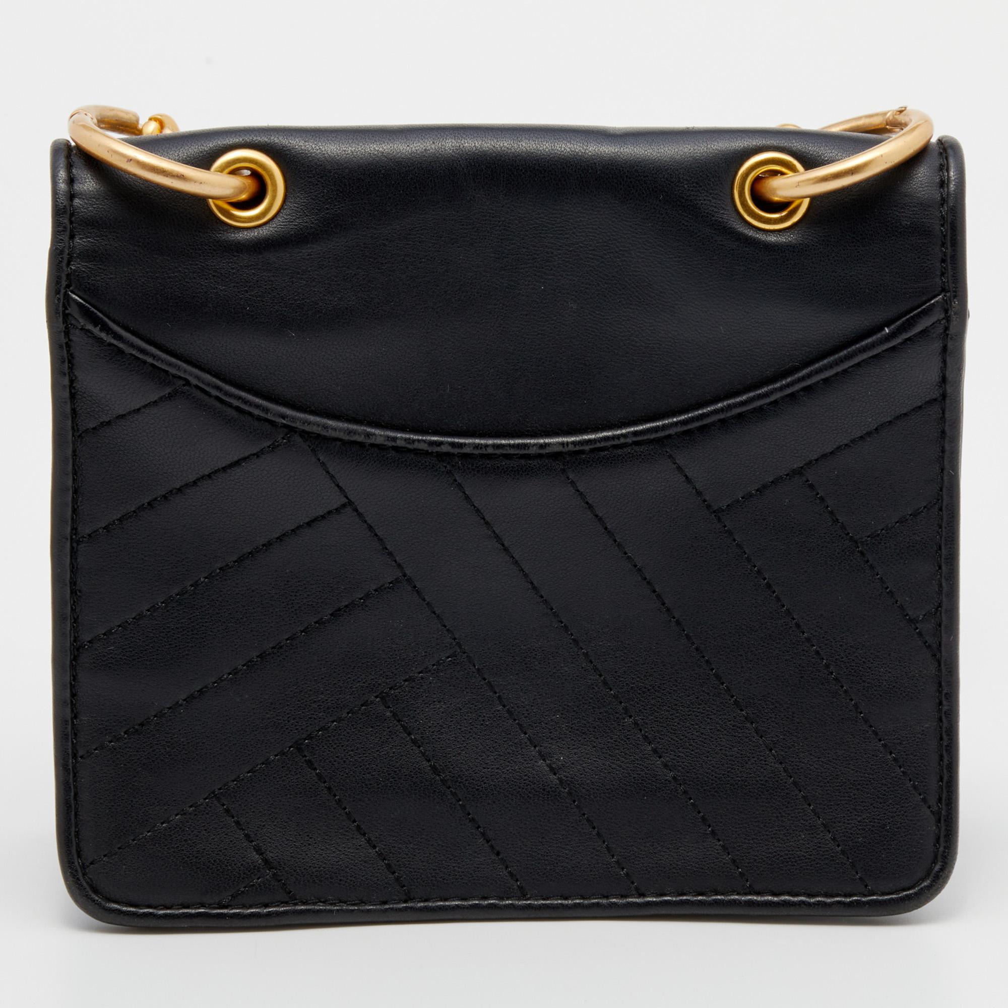 The shoulder strap of this Tory Burch bag makes it a convenient carrying option. Crafted from leather, it is instantly recognizable with the brand detailing on the front and it is adorned with gold-tone accents.

Includes: Original Dustbag
