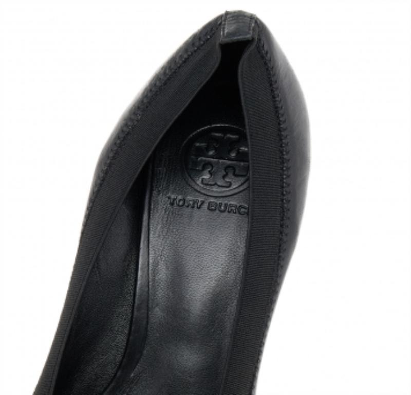 Donna Tory Burch Pumps Caroline in pelle nera ed elastica misura 40 in vendita