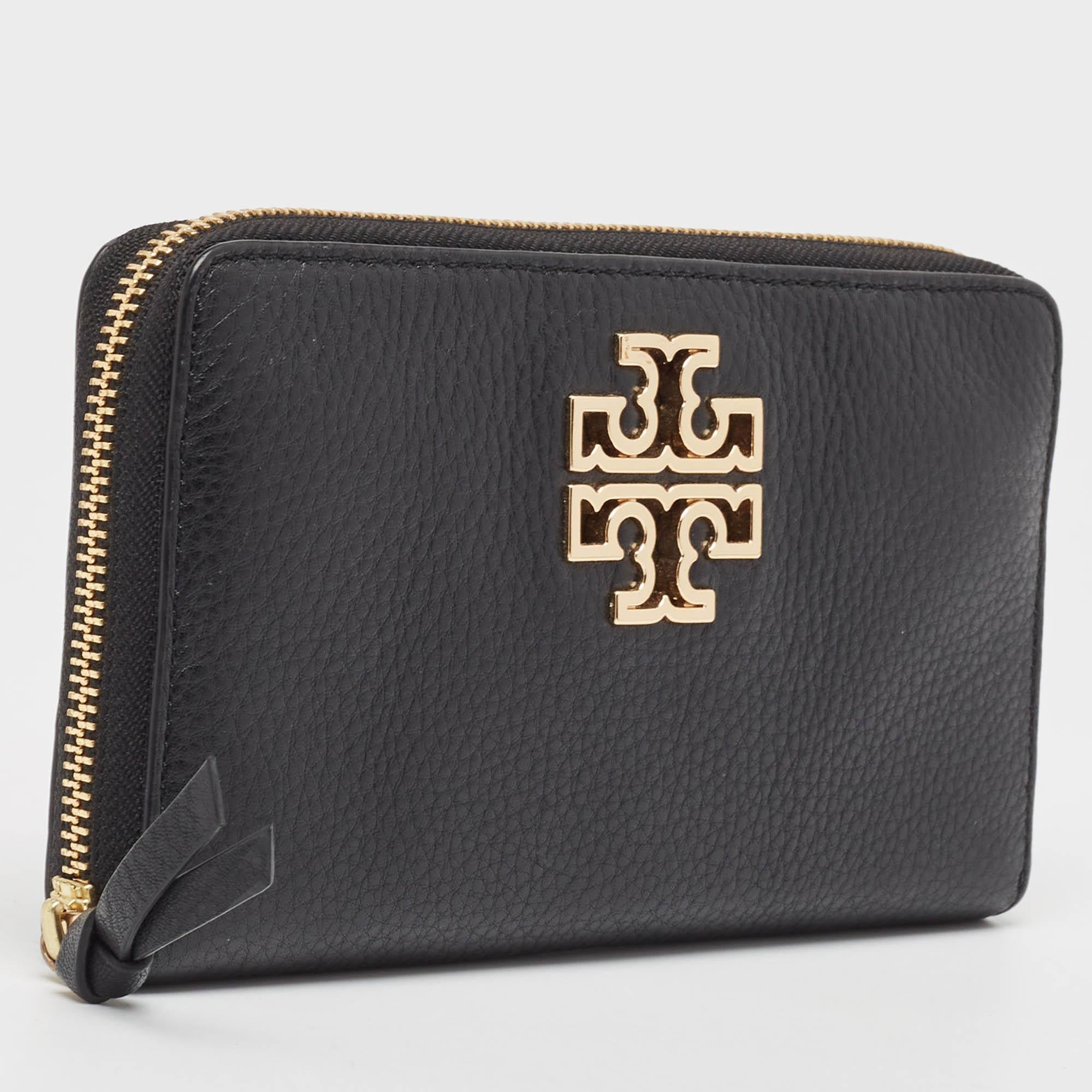 Tory Burch Black Leather Britten Zip Around Wallet In Good Condition In Dubai, Al Qouz 2