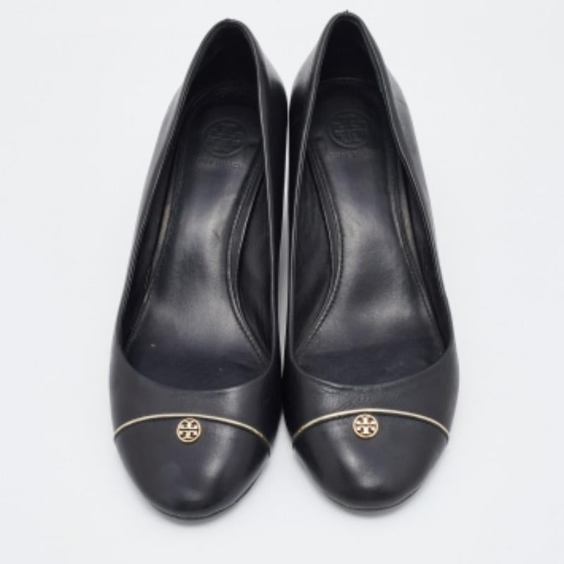 Zeigen Sie einen eleganten Stil mit diesem Paar Pumps. Diese Designer-Pumps sind aus hochwertigen MATERIALEN gefertigt. Sie sind auf robusten Sohlen und Keilabsätzen aufgebaut.