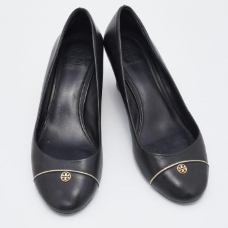 Tory Burch Schwarze Leder Cap Toe Keil-Pumps aus Leder Größe 40 im Zustand „Gut“ im Angebot in Dubai, Al Qouz 2