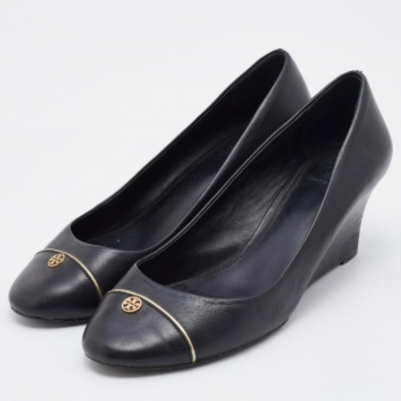 Tory Burch Schwarze Leder Cap Toe Keil-Pumps aus Leder Größe 40 Damen im Angebot