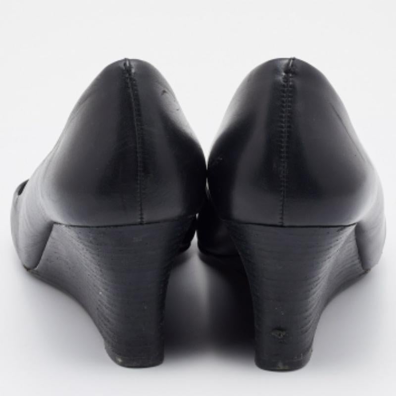 Tory Burch Schwarze Leder Cap Toe Keil-Pumps aus Leder Größe 40 im Angebot 2