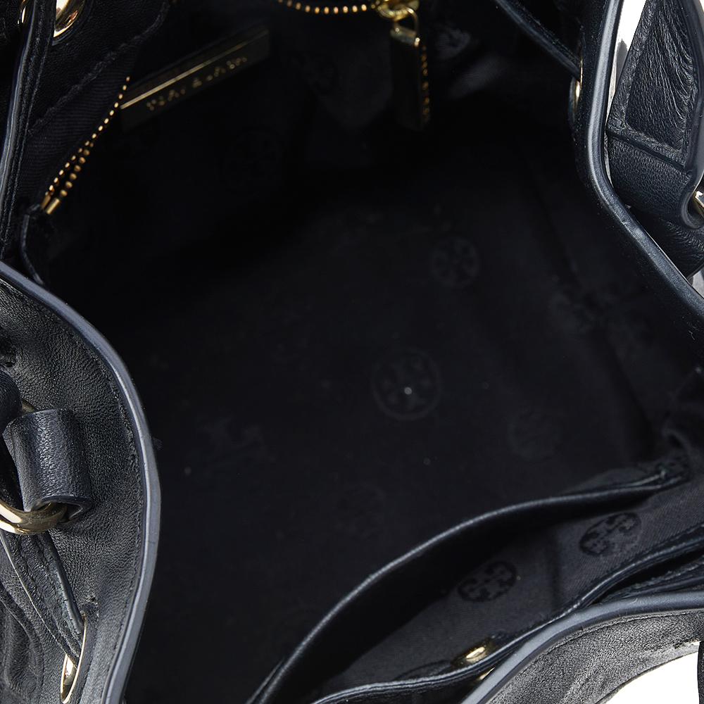 Tory Burch Black Leather Drawstring Bucket Bag In Good Condition In Dubai, Al Qouz 2