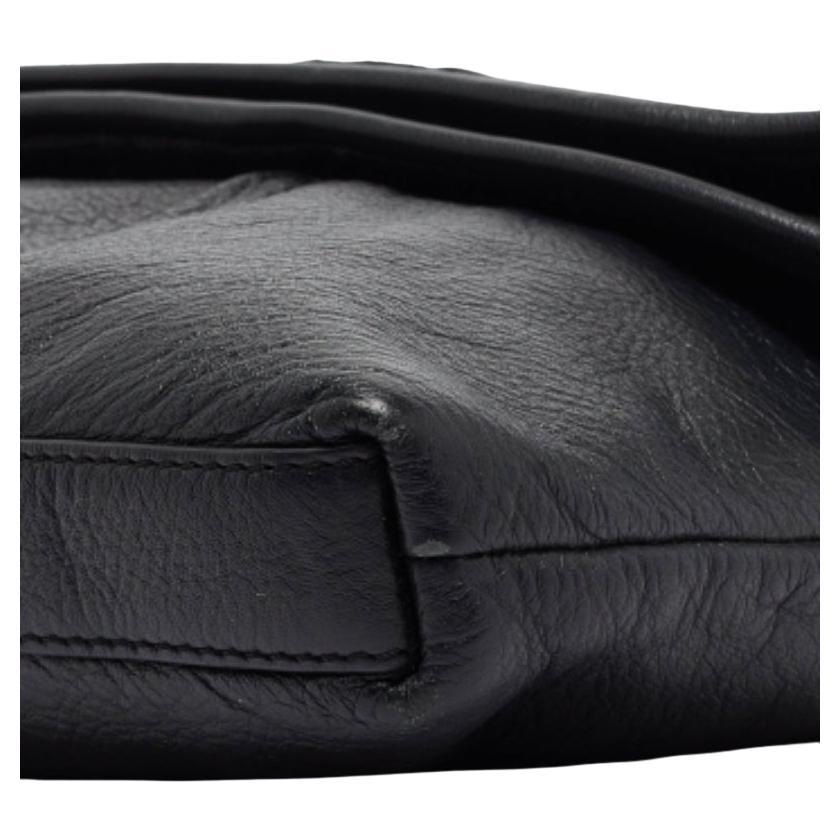 Schwelgen Sie in Luxus mit dieser Designertasche. Sorgfältig aus hochwertigen Materialien gefertigt, vereint es exquisites Design, tadellose Handwerkskunst und zeitlose Eleganz. Erhöhen Sie Ihren Stil mit diesem modischen Accessoire.