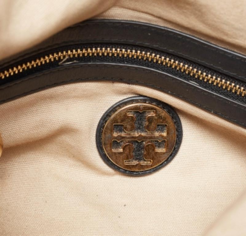 Tory Burch Schwarze gefaltete Umhängetasche aus Leder im Zustand „Relativ gut“ im Angebot in Dubai, Al Qouz 2