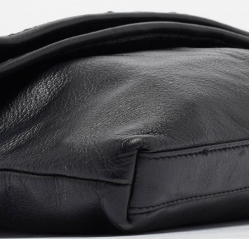Tory Burch Schwarze gefaltete Umhängetasche aus Leder Damen im Angebot