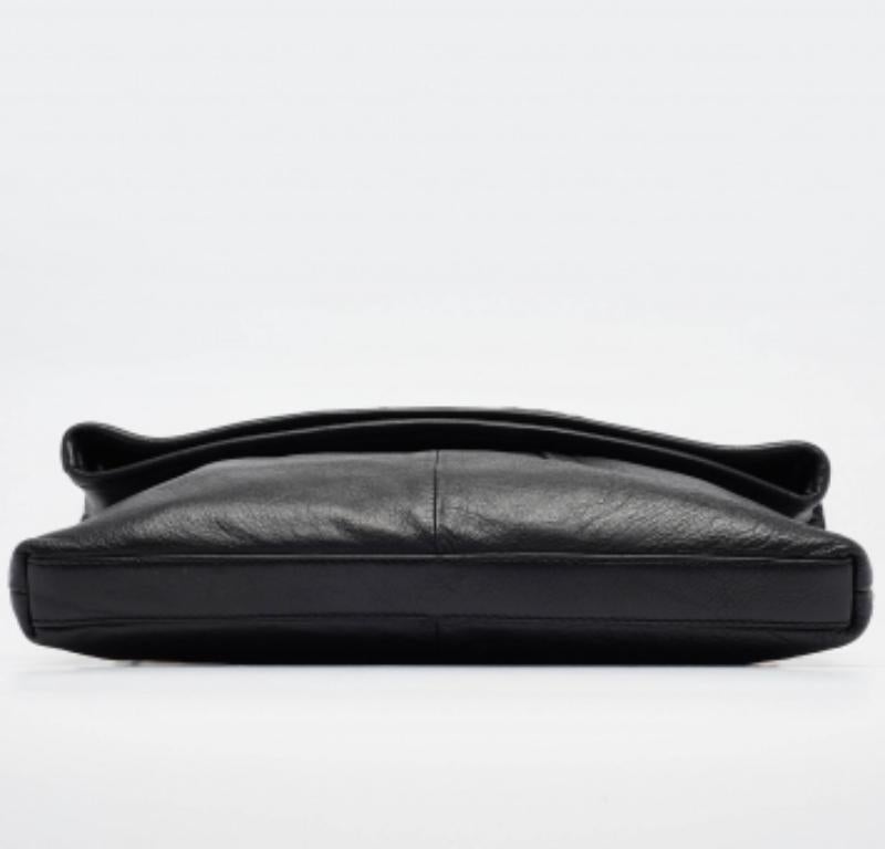 Tory Burch Schwarze gefaltete Umhängetasche aus Leder im Angebot 1