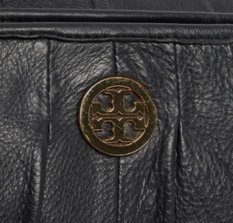 Tory Burch Schwarze gefaltete Umhängetasche aus Leder im Angebot 3