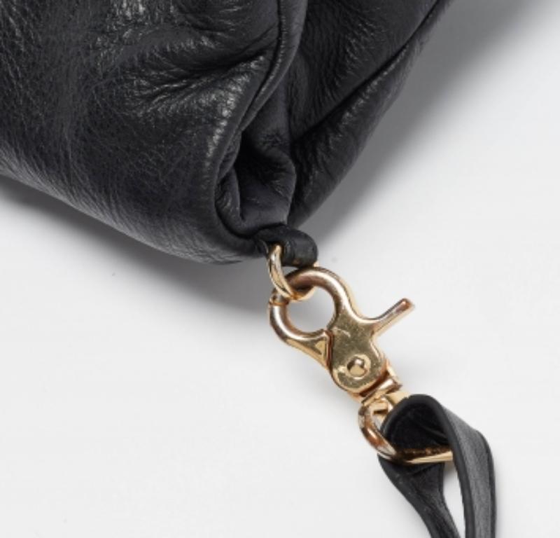 Tory Burch Schwarze gefaltete Umhängetasche aus Leder im Angebot 4