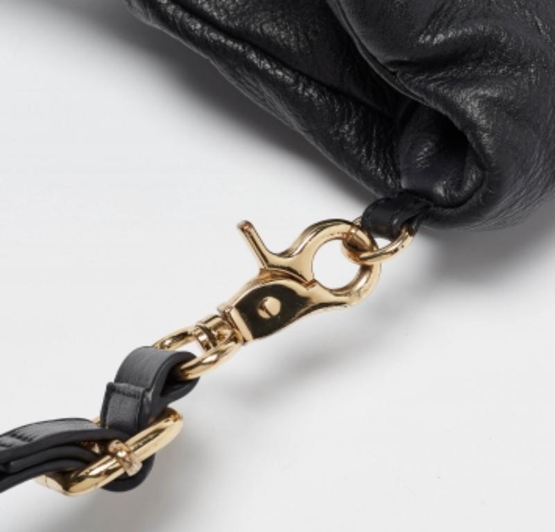 Tory Burch Schwarze gefaltete Umhängetasche aus Leder im Angebot 5