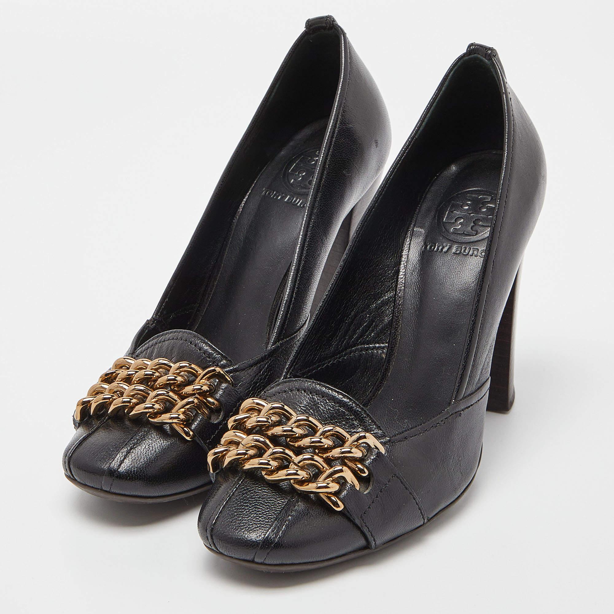 Chic and stylish like no other these Hana pumps from Tory Burch are sure to be an amazing addition to your collection These black pumps are crafted from black leather and feature square toes with gold tone metal chains detailed on them. They come