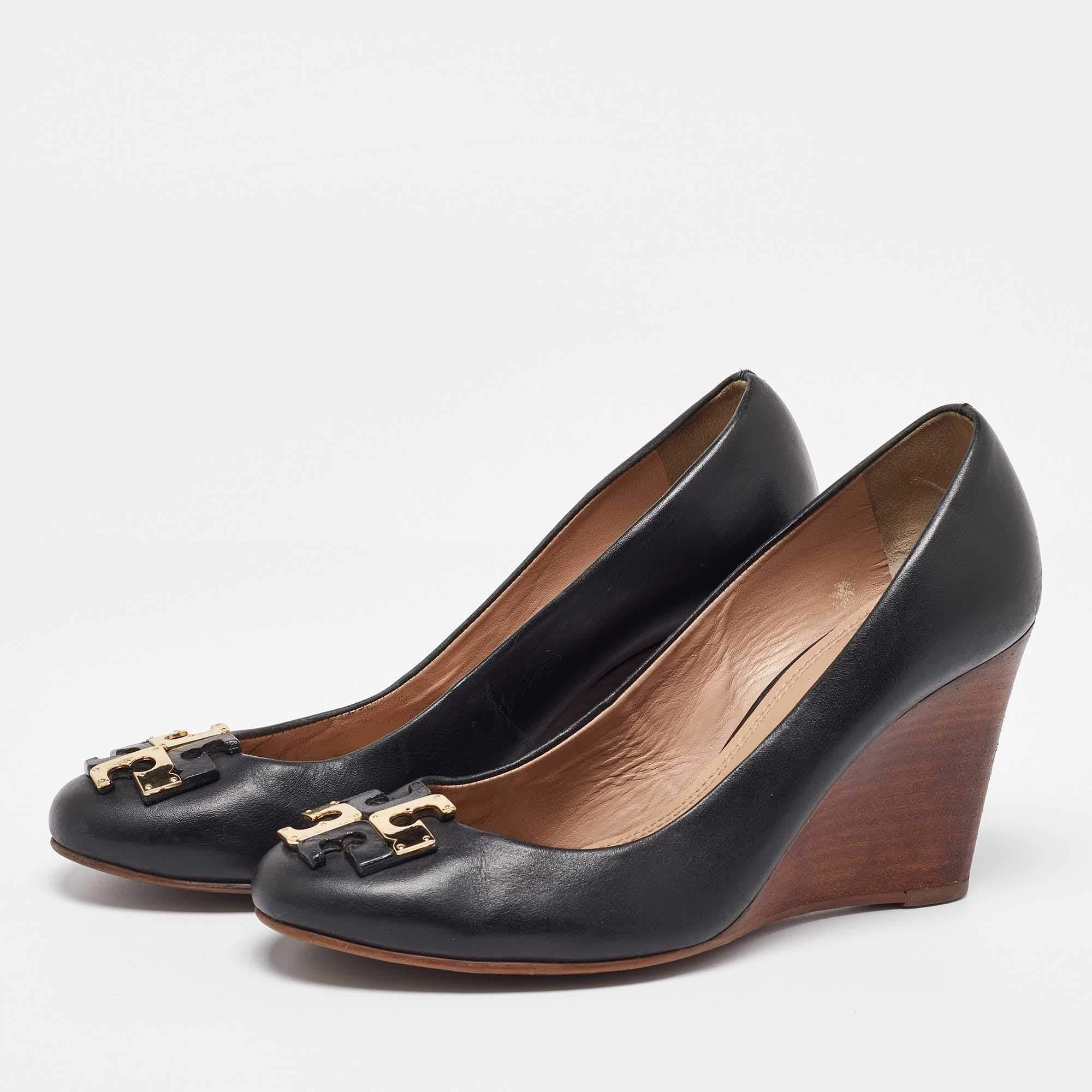 Comfort and fashion will always go hand in hand when you step out in these lovely Lowell New Logo pumps from Tory Burch. They are crafted from black leather and feature rounded toes with the brand logo detailing comfortable leather lined insoles and