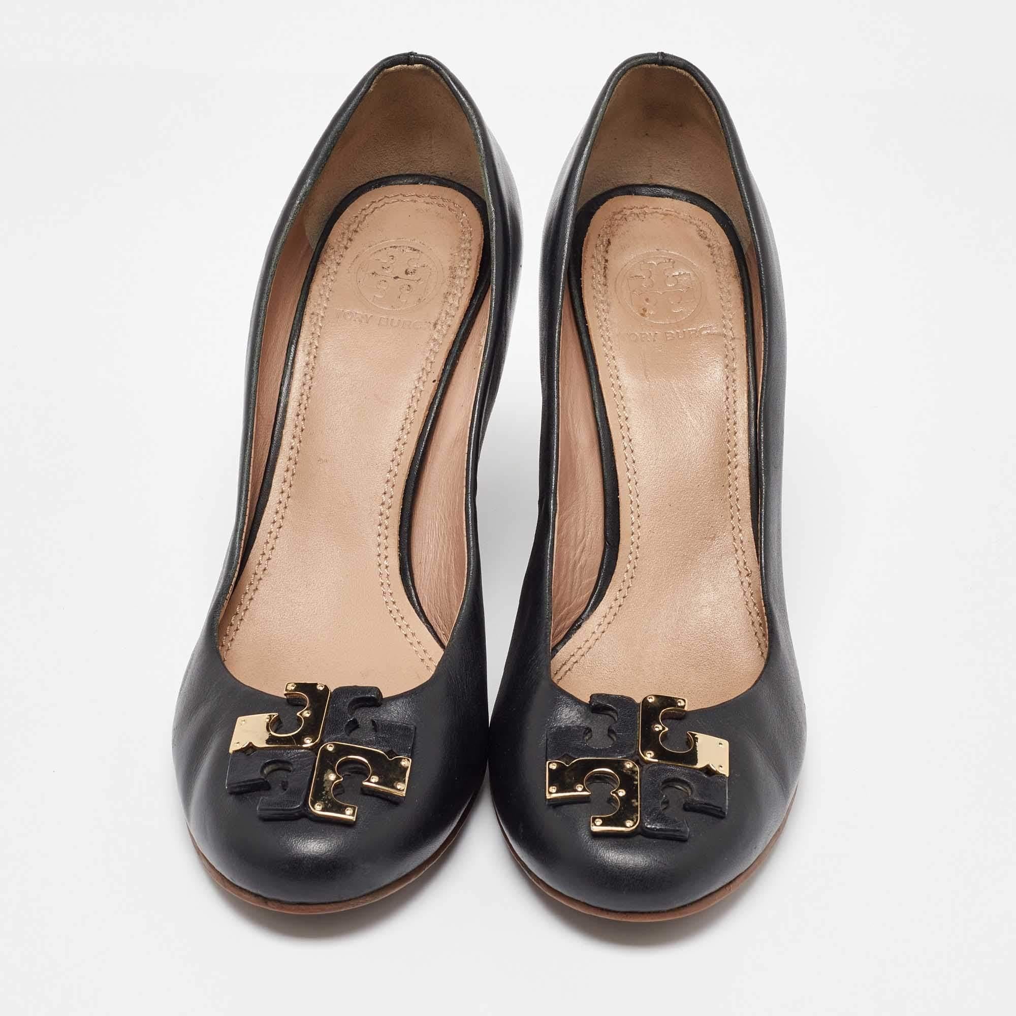 Tory Burch Black Leather Lowell Wedge Pumps Size 38.5 In Fair Condition For Sale In Dubai, Al Qouz 2