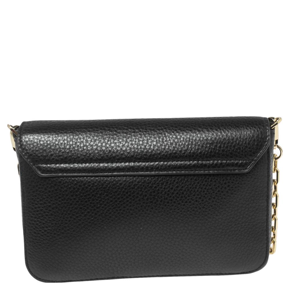This Tory Burch shoulder bag, which is made of black leather, can elevate even the most basic outfit. The fabric-lined interior has a separate section for properly storing your cards. A gold-toned chain with a leather shoulder rest is included with