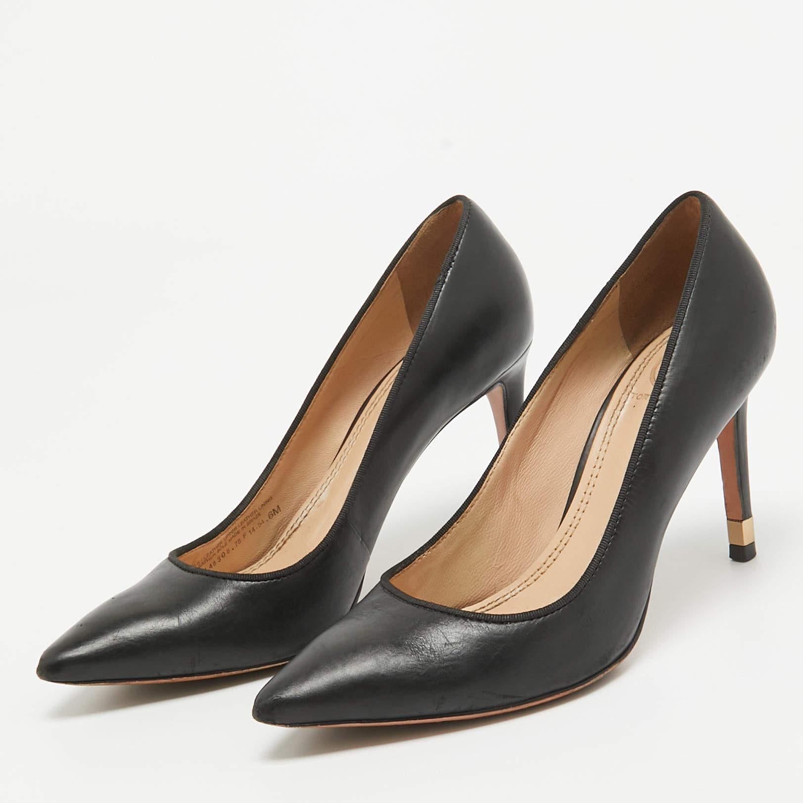 Discover footwear elegance with these Tory Burch womens pumps. Meticulously designed these heels marry fashion and comfort ensuring you shine in every setting.