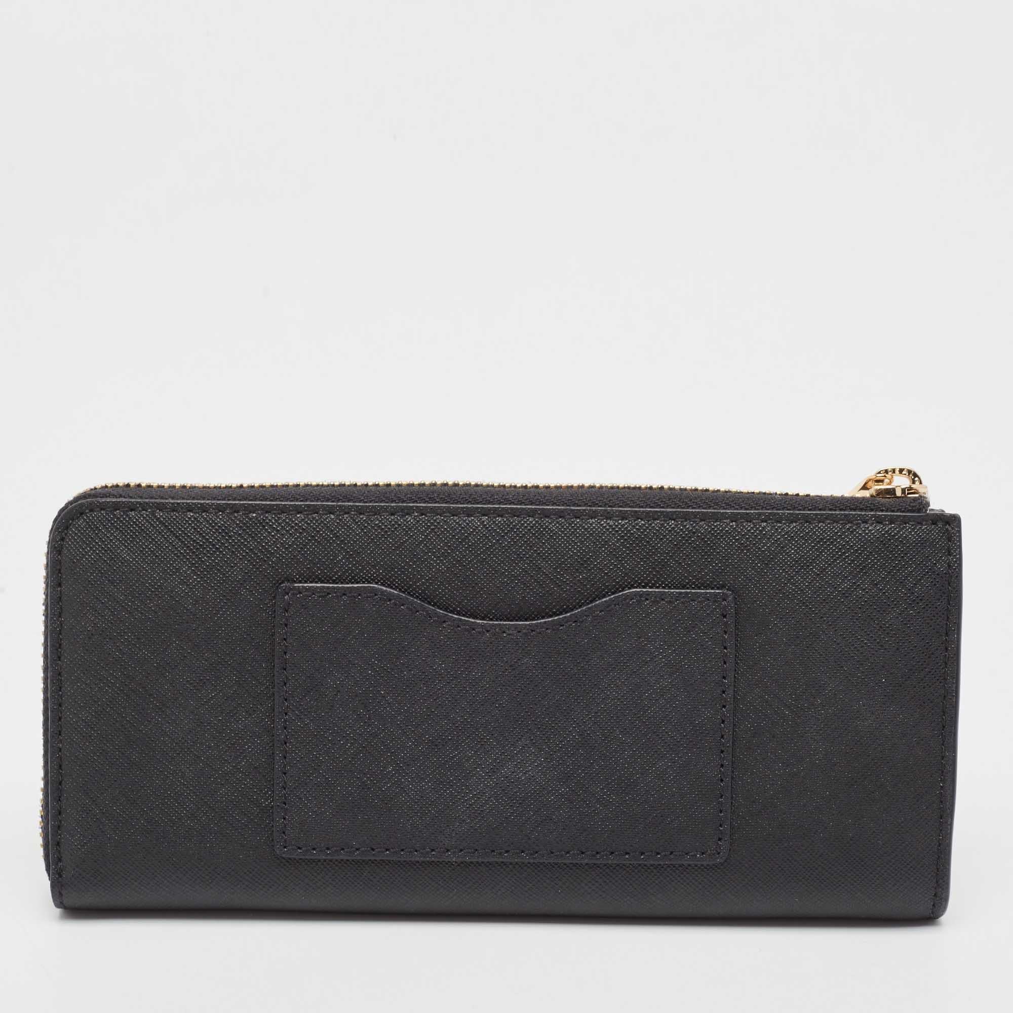 This wallet is conveniently designed for everyday use. It comes with a well-structured interior for you to neatly arrange your cards and cash. This stylish piece is complete with a sleek appeal.

Includes: Brand Tag, Receipt