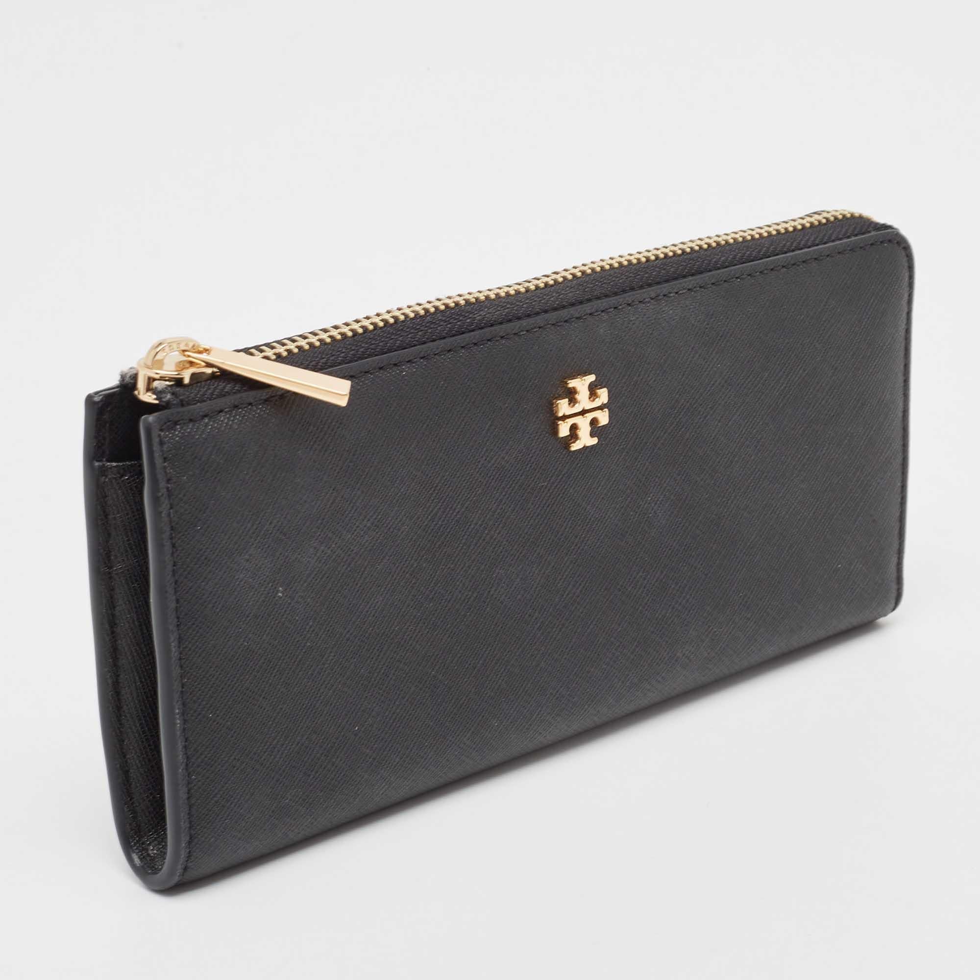 Tory Burch Black Leather Robinson Flap Continental Wallet In Excellent Condition For Sale In Dubai, Al Qouz 2