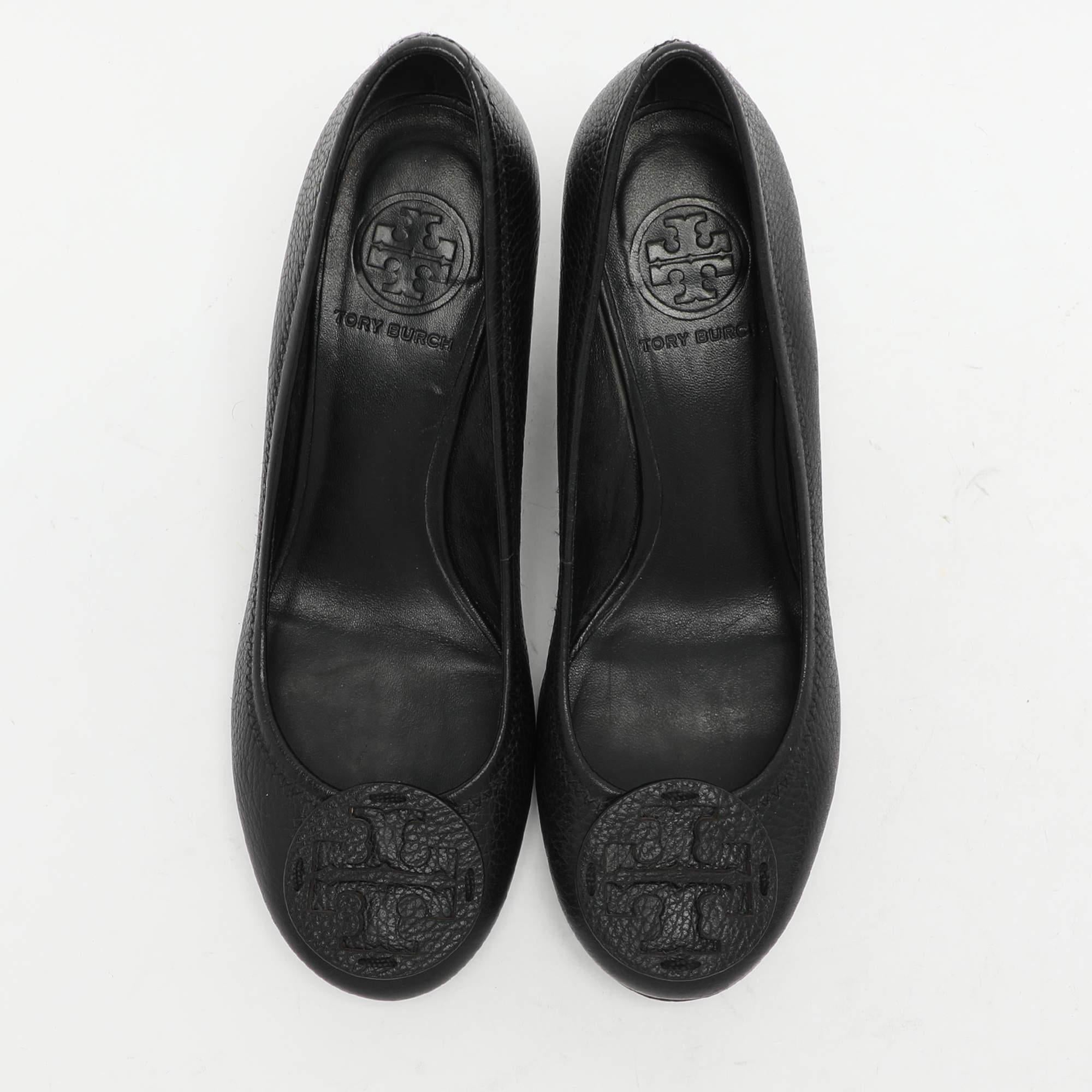 Tory Burch Black Leather Sally Wedge Pumps Size 36.5 In Good Condition For Sale In Dubai, Al Qouz 2