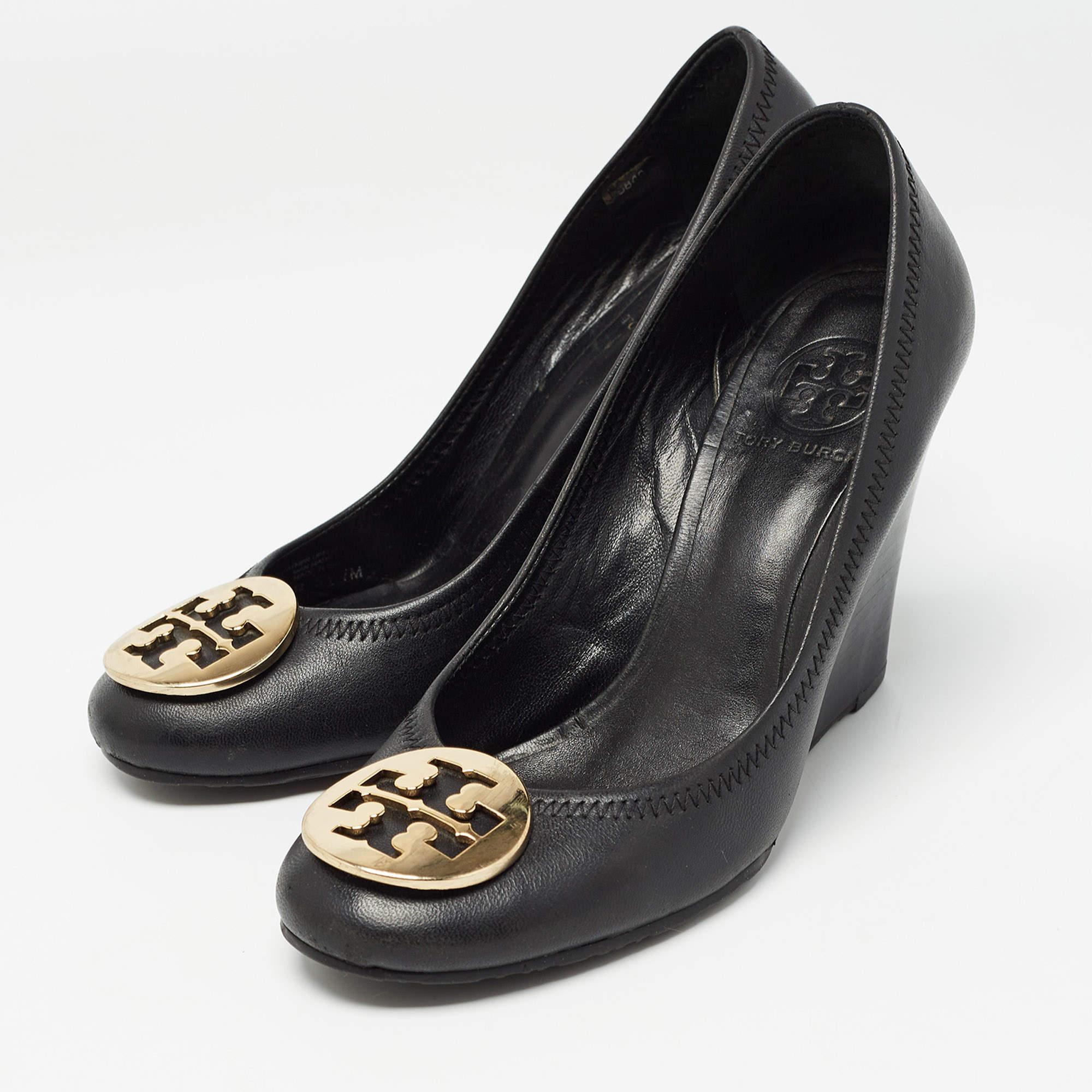 Discover footwear elegance with these Tory Burch womens pumps. Meticulously designed these heels marry fashion and comfort ensuring you shine in every setting.
