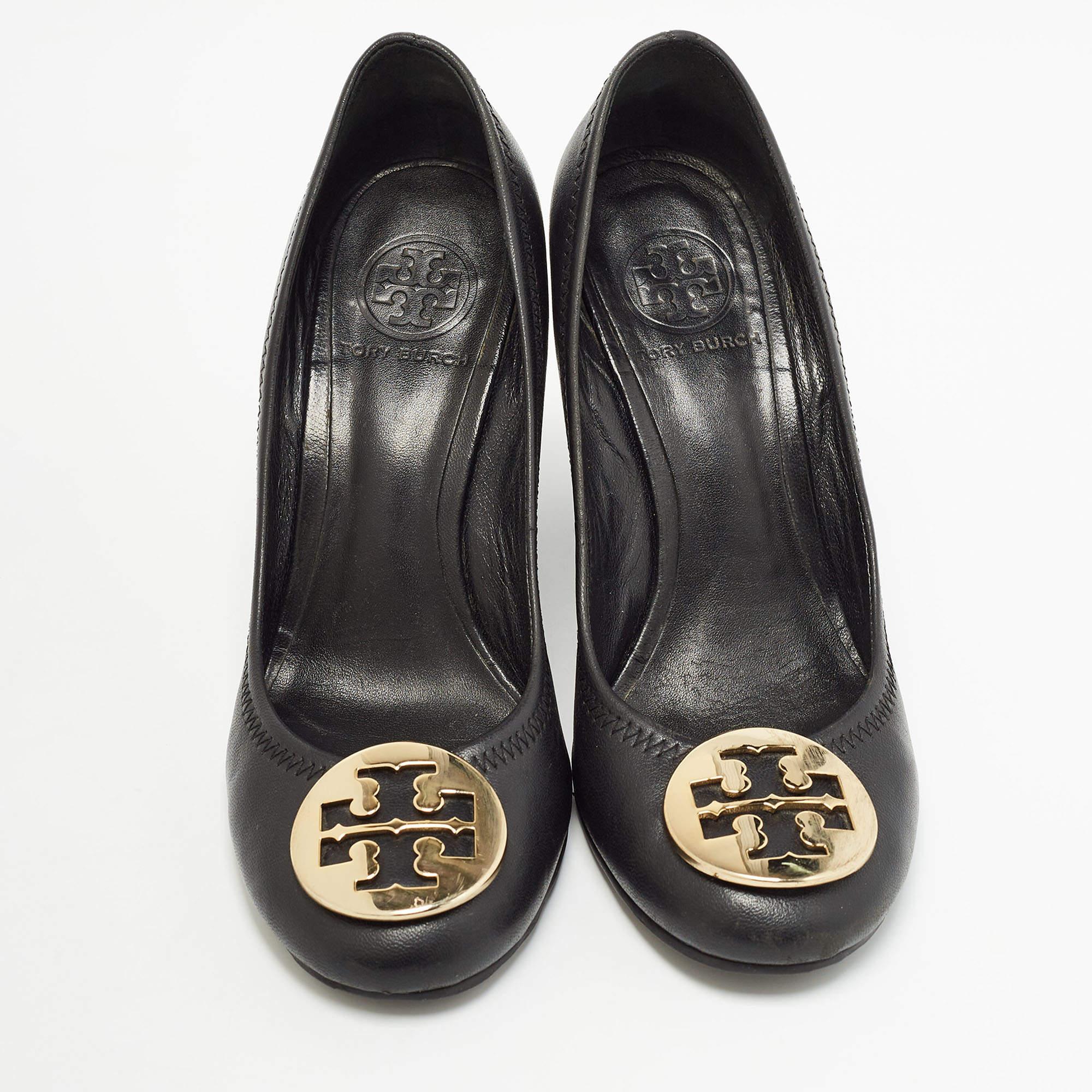 Tory Burch Black Leather Sally Wedge Pumps Size 37.5 In Good Condition For Sale In Dubai, Al Qouz 2