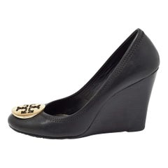 Tory Burch Schwarze Leder-Pumps mit Sally-Keil Größe 37.5