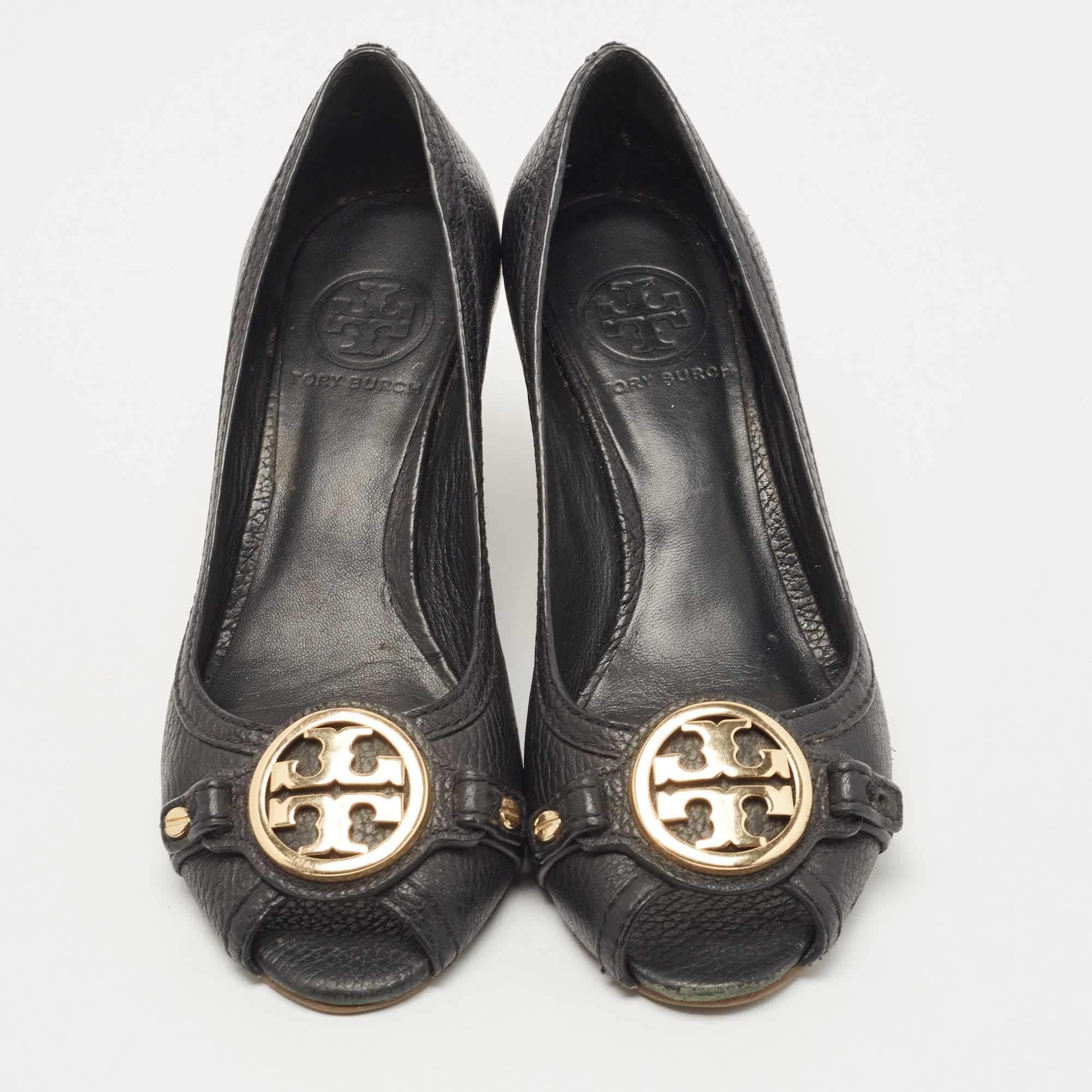 Tory Burch Black Leather Sally Wedge Pumps Size 39.5 In Fair Condition For Sale In Dubai, Al Qouz 2