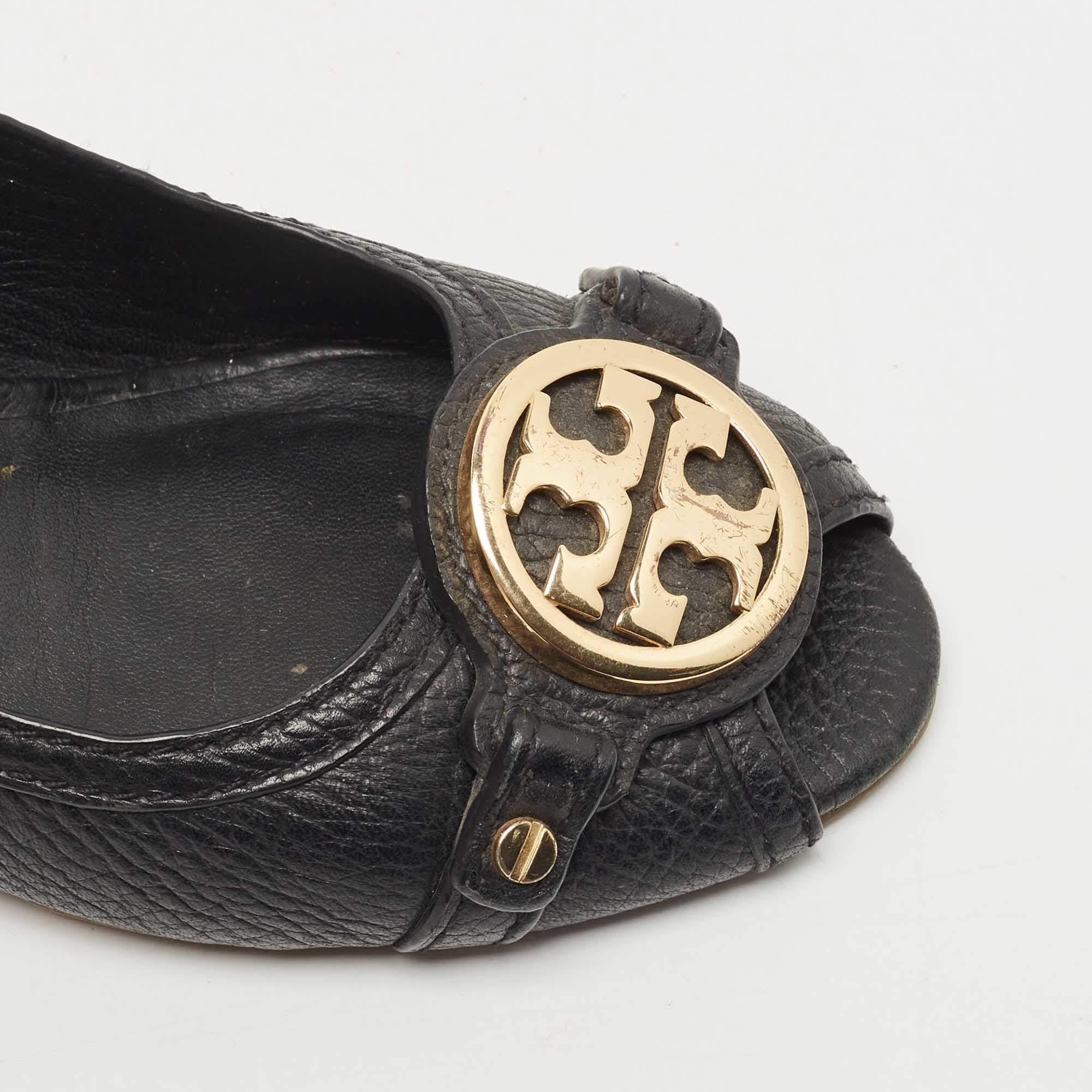 Tory Burch Black Leather Sally Wedge Pumps Size 39.5 For Sale 3