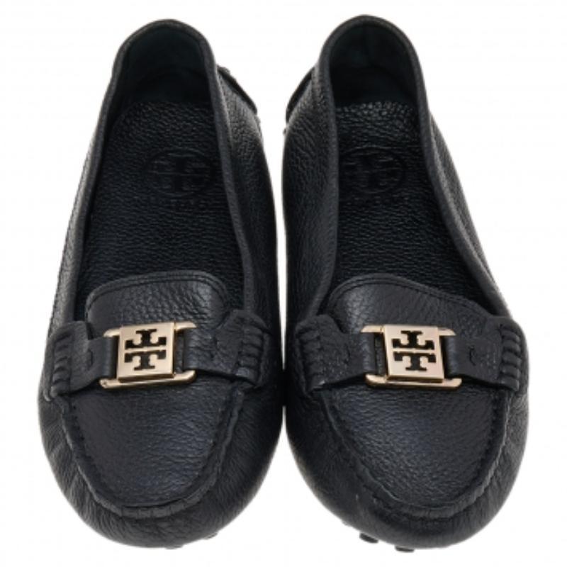 Lascia che il comfort e lo stile classico siano tuoi con questi mocassini firmati Tory Burch. Realizzate in pelle nera, queste scarpe di alta qualità hanno una struttura perfetta per accompagnarti durante la giornata con la massima facilità.
