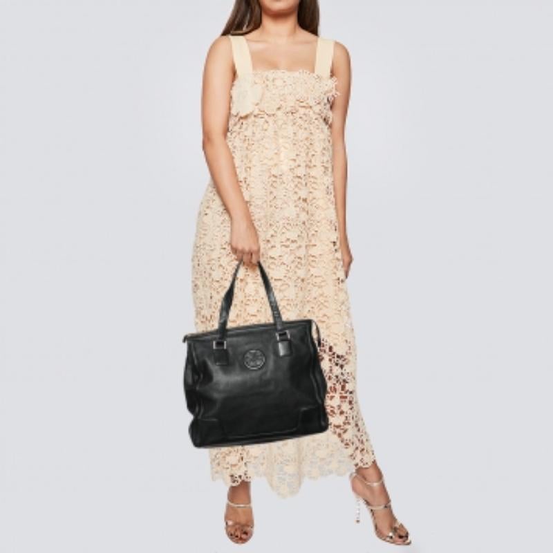 Questa classica tote Robinson di Tory Burch è realizzata in pelle ed è dotata di due manici. La borsa ha un interno foderato in tessuto ed è completata dal logo del marchio sul davanti. Portalo con te in tutte le tue uscite alla moda.