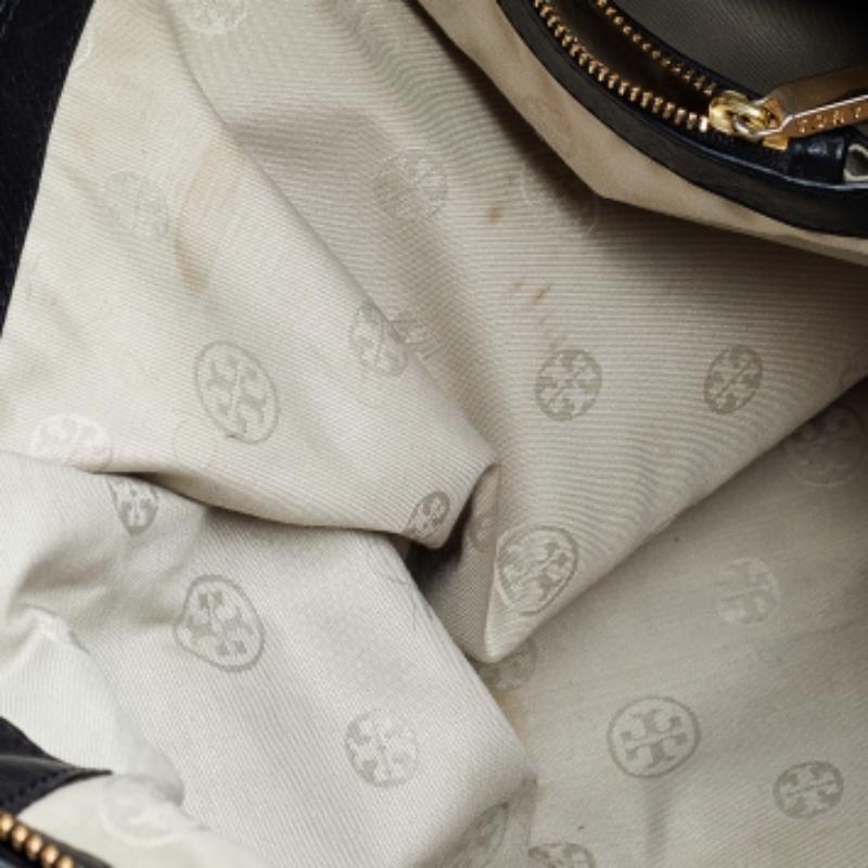 Nero Tory Burch Tote Robinson con zip superiore in pelle nera in vendita