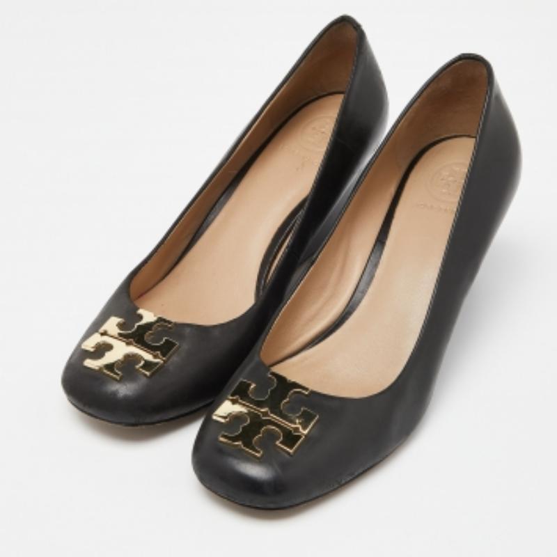 Faites preuve de chic avec ces escarpins de créateur. Elles présentent des talons robustes et des semelles durables, parfaits pour vos sorties à la mode !